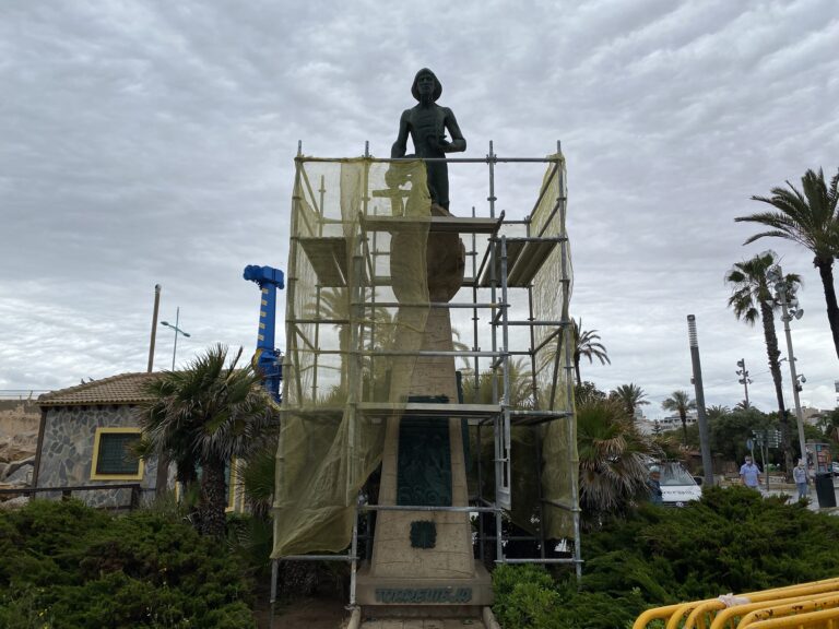 COMIENZA LA REHABILITACIÓN DEL MONUMENTO AL HOMBRE DEL MAR, EN EL PASEO MARÍTIMO DE JUAN APARICIO
