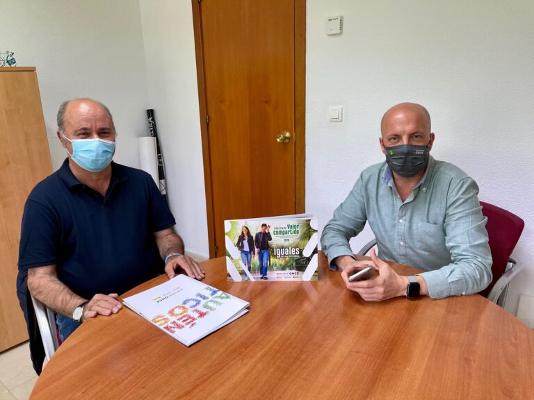 TOMÁS BALLESTER Y EL DIRECTOR DE LA ONCE EN LA VEGA BAJA, VICENTE J. VÁZQUEZ, ESTUDIAN VÍAS DE COOPERACIÓN EN FAVOR DE LAS PERSONAS CON DISCAPACIDAD