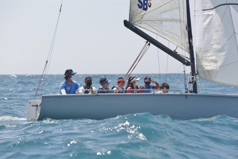 LA EMBARCACIÓN GANADORA DE LA REGATA RESTAURANTE EL MUELLE, FELIX OTER CAMPEÓN EN LOS JOCS ESPORTIUS 2021 Y LOS ALEVINES Y SUS MEDALLAS EN REMO.