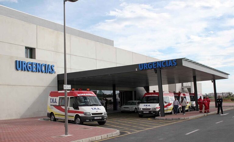 Dos heridos en un accidente entre una bicicleta y una moto en Torrevieja
