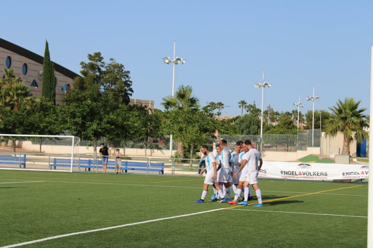 La base del SC Torrevieja CF sigue reforzándose