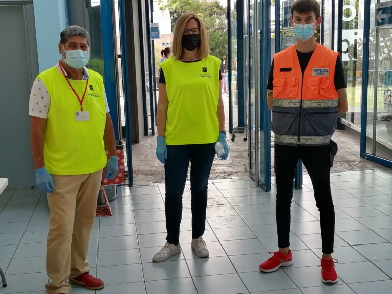 GRAN LABOR DE LOS MÁS DE 30 VOLUNTARIOS EN EL CENTRO DE VACUNACIÓN DEL CENTRO MUNICIPAL DE OCIO (CMO)