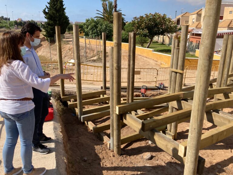 LA PRÓXIMA SEMANA FINALIZAN LAS OBRAS DE CONSTRUCCIÓN DE UNA PASARELA ACCESIBLE EN LA URBANIZACIÓN DOÑA INÉS