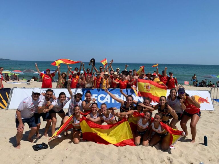 La selección juvenil femenina de Balonmano playa con la Torrevejense Paula Quiles, disputará las semifinales del Europeo