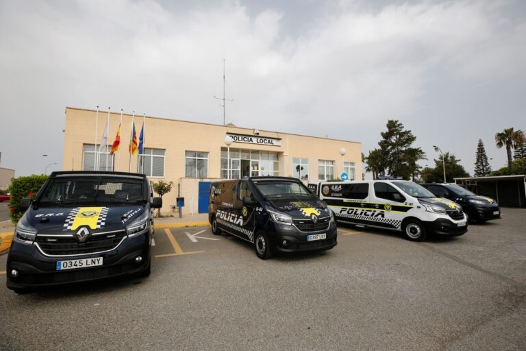 PRESENTADOS CUATRO NUEVOS FURGONES DE LA POLICÍA LOCAL DESTINADOS A VARIAS UNIDADES DE SERVICIO