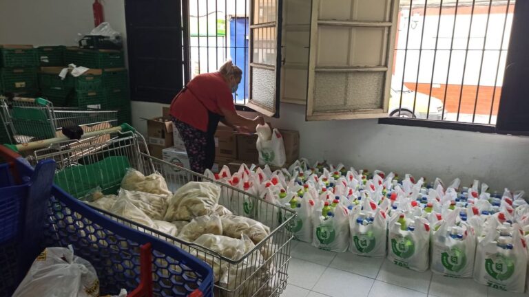 EL AYUNTAMIENTO CONTINÚA CON LA ENTREGA DE LOTES DE ALIMENTOS Y PRODUCTOS DE PRIMERA NECESIDAD  A FAMILIAS CON ESCASOS RECURSOS ECONÓMICOS