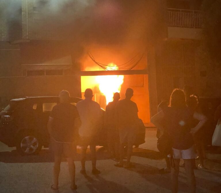 Incendio en la cochera de un edificio del barrio de San Roque
