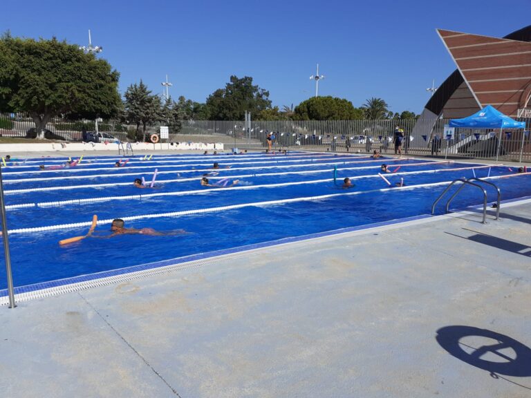 MÁS DE 300 NIÑOS Y NIÑAS, DE LOS 2 A LOS 16 AÑOS, HAN DISFRUTADO DE LOS CURSOS DE NATACIÓN MUNICIPALES