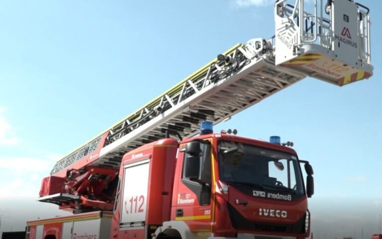 El parque de Bomberos de Torrevieja refuerza su dotación móvil con una nueva auto escalera