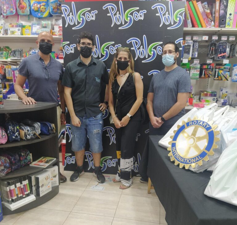 El Rotary Club Torrevieja, junto a Pulsar Store hacen entrega de material escolar a 7 niños con dificultades.