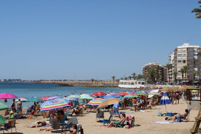Los socorristas de la playa del cura salvan la vida de un bañista