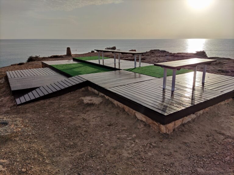 LA CONCEJALÍA DE PLAYAS REALIZA TRABAJOS DE RESTAURACIÓN EN LAS ZONAS DE DESCANSO DE LAS CALAS DE TORREVIEJA