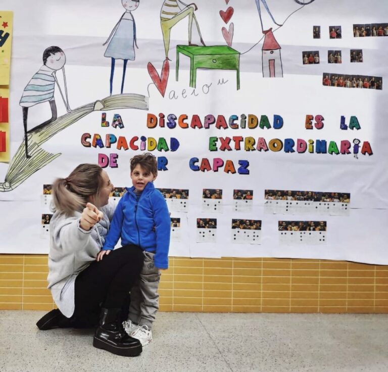 «Mi hijo está retrocediendo en sus avances por no tener un fisioterapeuta en el cole»
