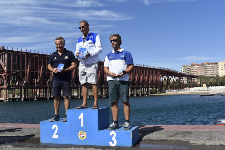 GUILLERMO BELTRÍ CAMPEÓN DE ESPAÑA Y JUAN FCO. CHUMILLA BRONCE EN VELA RADIO CONTROL CLASE IOM EN ALMERÍA