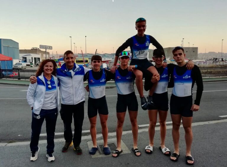 PRIMEROS EN C4X CADETE MASCULINO Y VETERANA FENENINA, EN EL GRAN PREMIO DE REMO DE MAR LIGA NACIONAL EN LA CORUÑA