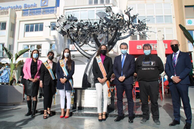 LA PLAZA DE WALDO CALERO ACOGE DESDE AYER UNA ESCULTURA CONMEMORATIVA DEL 50 ANIVERSARIO DEL “DIEGO RAMÍREZ PASTOR”