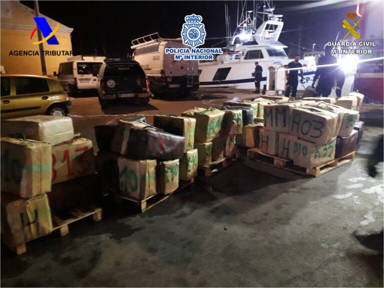 Intentaron distribuir 2,4 toneladas de hachís en Torrevieja y se les hundió la embarcación.