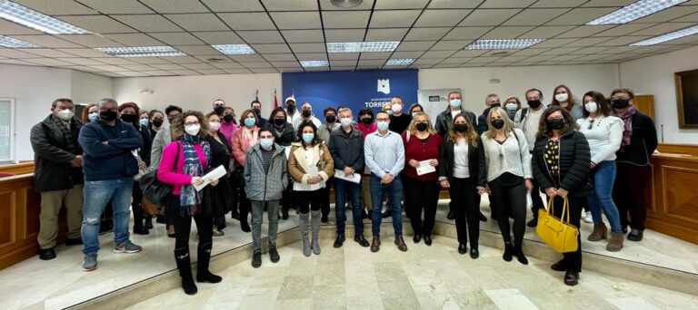 HOY COMIENZAN A TRABAJAR 38 PERSONAS DESEMPLEADAS MAYORES DE 30 AÑOS PARA REFORZAR LOS DEPARTAMENTO MUNICIPALES