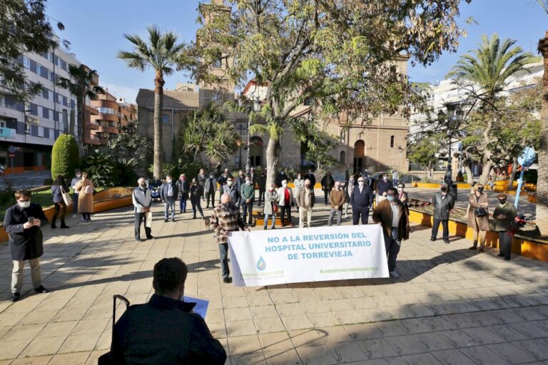 Sanidad Excelente apoya a María Nubia Salazar, que presentó una queja ante el defensor del pueblo por el drama que sufrió en las urgencias del hospital de Torrevieja