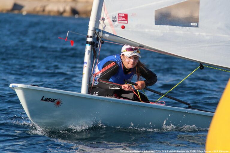 ADRIANA CASTRO CAMPEONA FEMENINA SUB-18 Y SUB-16 EN ILCA 4 Y ASCENSIÓN ROCA CAMPEONA FEMENINA DE ILCA 6 EN LA 55ª SEMANA NÁUTICA DE ALICANTE