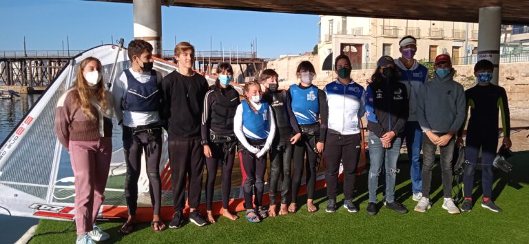 PILAR LAMADRID  4ª A NIVEL MUNDIAL EN LA DISCIPLINA OLIMPICA iQfoil HACE UN CLINIC AL EL EQUIPO DE WINDSURF DEL CLUB