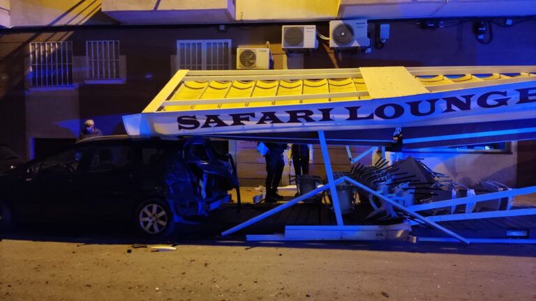 UN CONDUCTOR EBRIO ARROLLA VARIOS VEHÍCULOS Y LA TERRAZA DE UN BAR