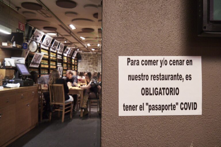 Si eres hostelero, has solicitado el pasaporte covid a clientes y estos te han amenazado, la Fiscalía actuará