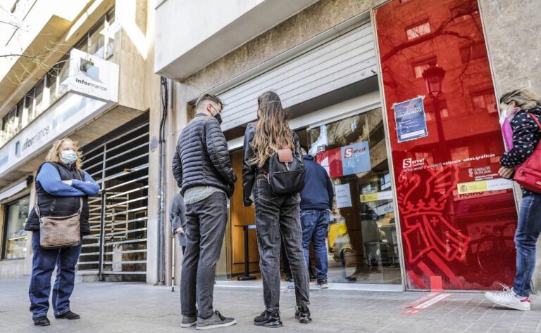 Labora activa el primer programa específico que ofrece formación y salario a mujeres desempleadas