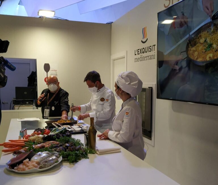 El restaurante Las Cañas cocina en Fitur Arroz al Senyoret con aroma a habanera.