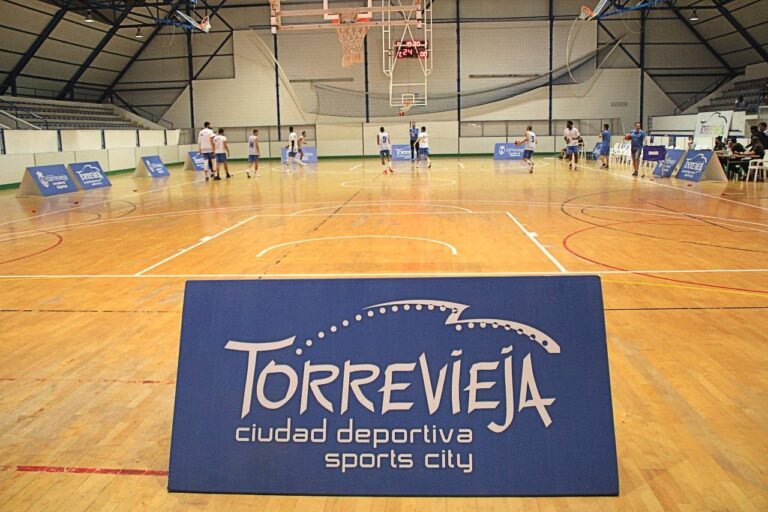 ADJUDICADO EL SERVICIO DE ACTIVIDADES Y ESCUELAS DEPORTIVAS, SERVICIO DE SALVAMENTO Y SOCORRISMO, Y RECEPCIONISTAS POR UN IMPORTE DE 750.737,75 EUROS ANUALES