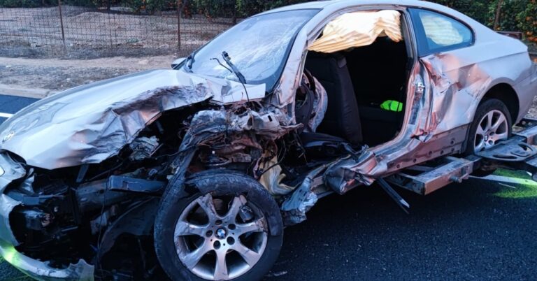 Rescatan a un conductor que queda atrapado en su camión en un accidente en Torrevieja