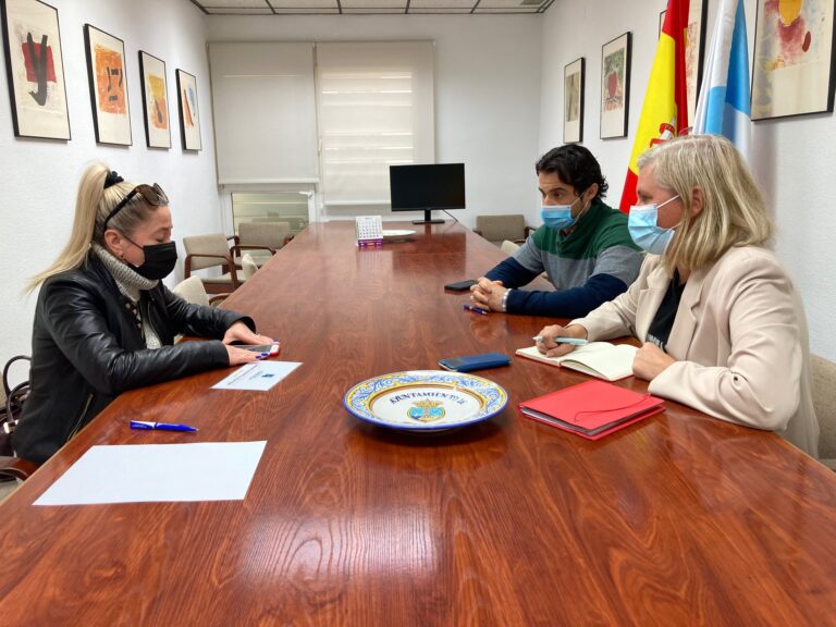 EL ALCALDE SE REÚNE CON LOS REPRESENTANTES DE LAS ASOCIACIONES UCRANIANAS Y RUSAS DE TORREVIEJA