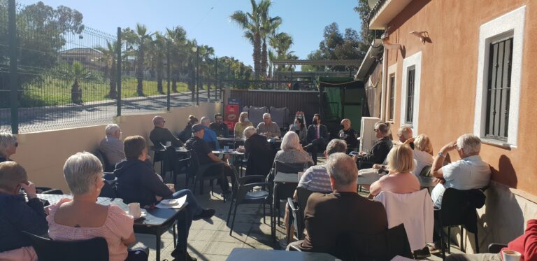 REUNIÓN CON VECINOS DE ROCAJUNA PARA TRATAR TEMAS DE SEGURIDAD CIUDADANA