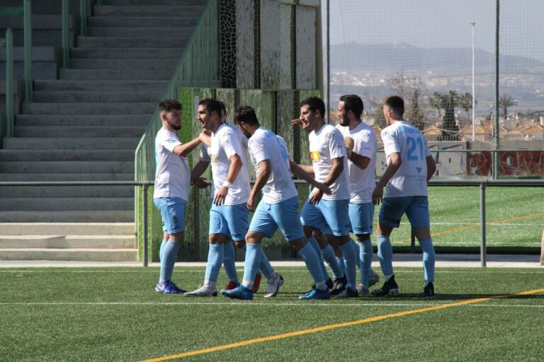 El SC Torrevieja se sitúa segundo e insiste en el ascenso
