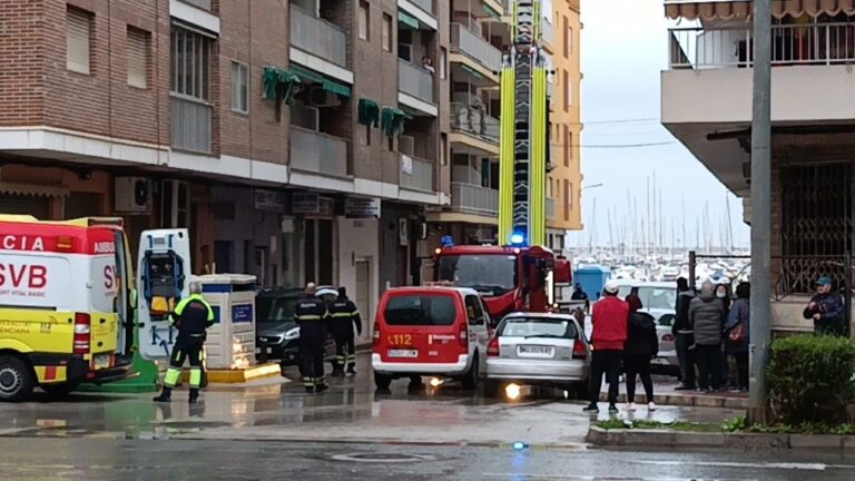 LOS BOMBEROS  DE TORREVIEJA AYUDAN A SANITARIOS PARA TRASLADAR AL HOSPITAL A UNA PERSONA CON SOBREPESO SACÁNDOLO POR LA VENTANDA DE SU CASA