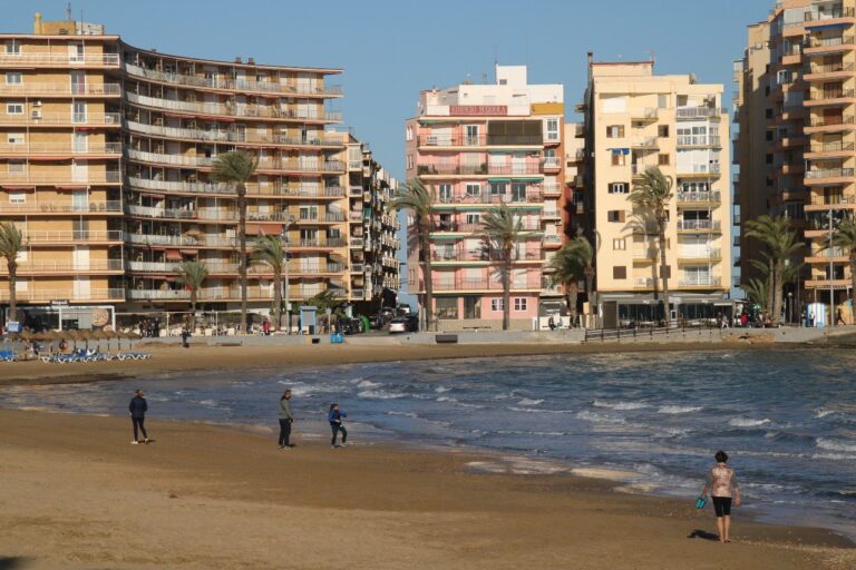 Torrevieja se hace con nueve banderas azules