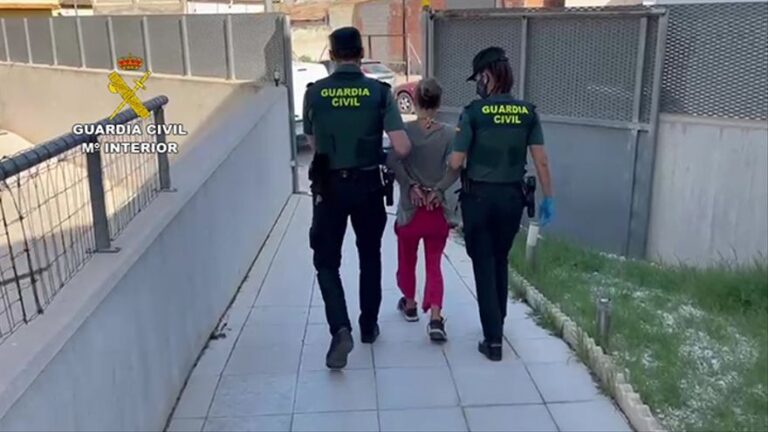 Salvan la vida de un bebé abandonado por su madre que lo ocultó entre unos bidones