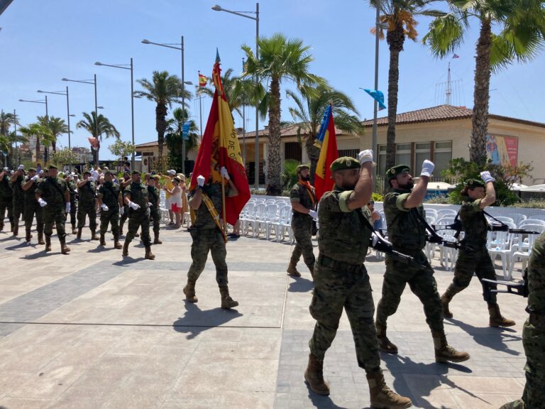 Alrededor de 400 personas juran bandera para personal civil en el paseo vista alegre de Torrevieja