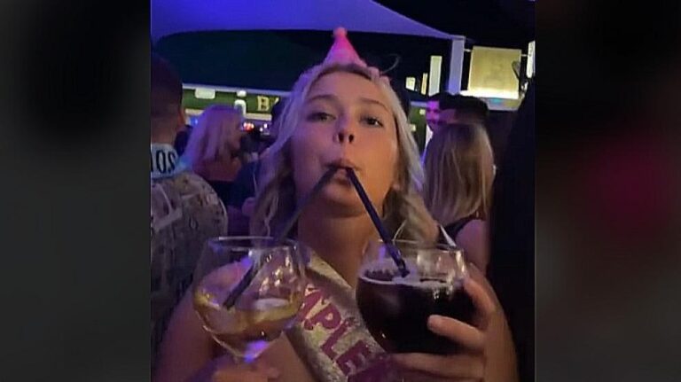 Una mujer sueca afincada en Torrevieja invita a la vez a cincuenta chicos que conoció en Tinder, fingiendo que es su cumpleaños