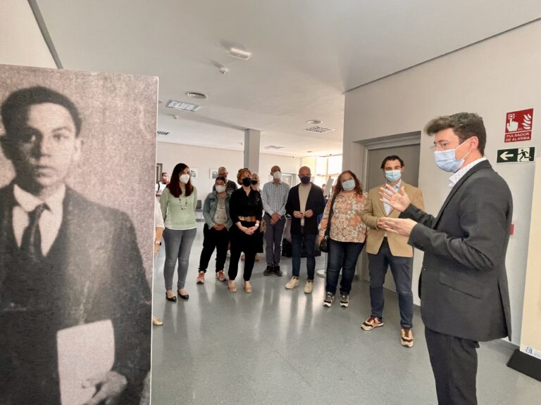 INAUGURADA EN LA SEDE DE ADIEM LA EXPOSICIÓN ITINERANTE VIDA Y OBRA DE MIGUEL HERNÁNDEZ