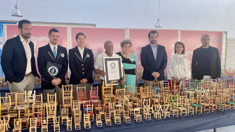 ELADIO RIVERO SÁNCHEZ CONSIGUE EL RÉCORD GUINNESS DEL MAYOR NÚMERO DE SILLAS EN MINIATURA