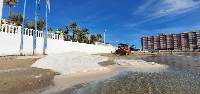 COMIENZAN LAS OBRAS DE EMERGENCIA DE RECARGA DE ARENA EN LA PLAYA DE LOS LOCOS