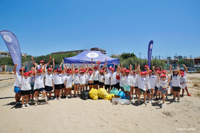LA FUNDACIÓN ECOMAR JUNTO AL REAL CLUB NÁUTICO TORREVIEJA Y CINCUENTA NIÑOS/AS DEL COLEGIO CUBA CUIDAN DEL MAR EN EL DÍA MUNDIAL DE LOS OCEANOS