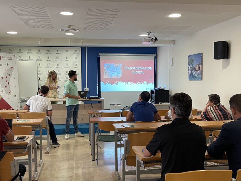 EL AYUNTAMIENTO DE TORREVIEJA ORGANIZA UNA JORNADA DE FORMACIÓN EN EL ENTORNO DIGITAL PARA EL COMERCIO Y LA EMPRESA LOCAL