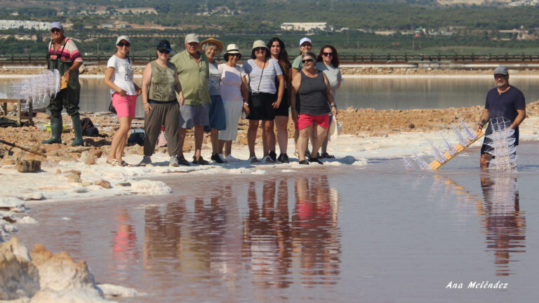 ALUMNOS DE LA ESCUELA MUNICIPAL DE ARTESANÍA EN LAS SALINAS