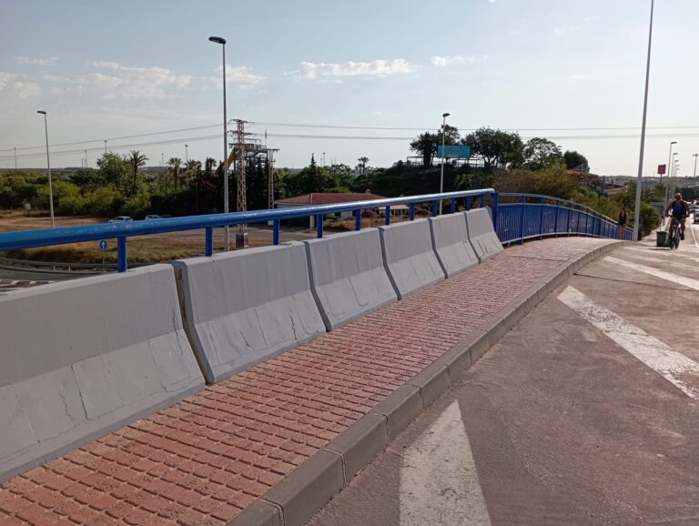 FINALIZAN LOS TRABAJOS DE PINTADO Y CONSERVACIÓN DE LAS BARANDILLAS DE PROTECCIÓN SITUADAS EN AVENIDA ROSA MAZÓN SOBRE LA N-332
