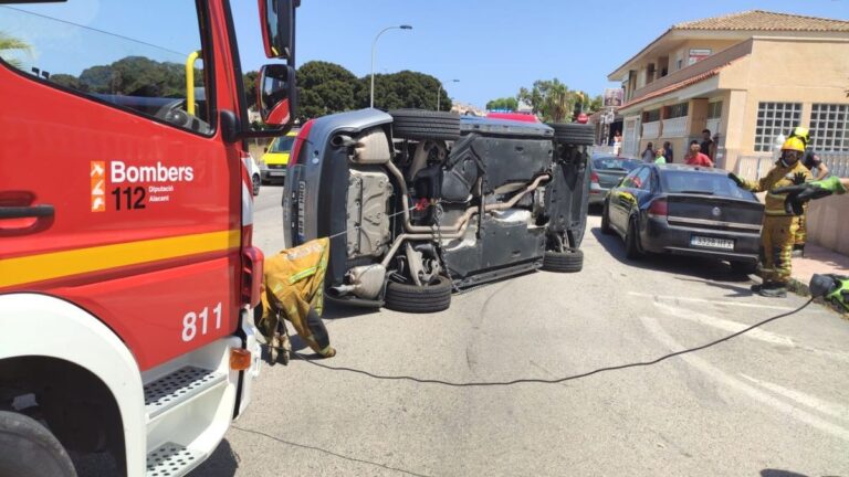 El impacto de un vehículo con otros dos se salda sin heridos en la zona de Los Altos