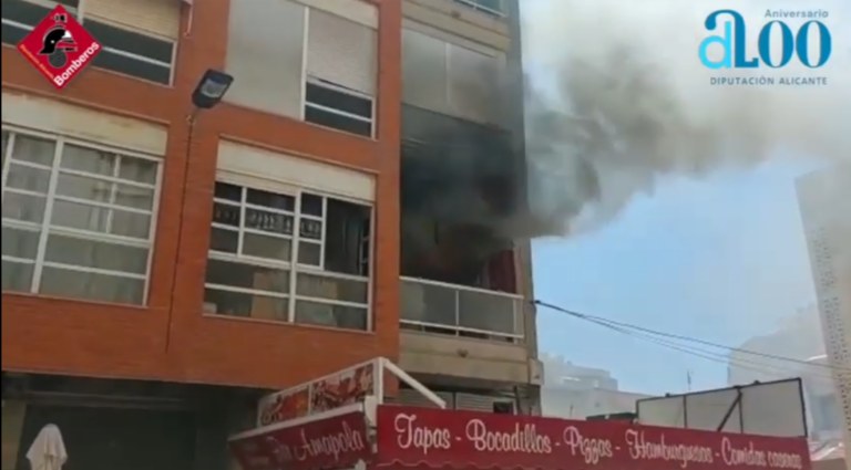 Un incendio obliga a desalojar parte de un edificio de Torrevieja