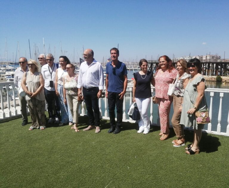 LA CONCEJAL DE TURISMO Y VICEALCALDESA DEL AYUNTAMIENTO DE TORREVIEJA, ROSARIO MARTÍNEZ, RECIBE AL ALCALDE DE FALERIA (ITALIA), WALTER SALVADORI