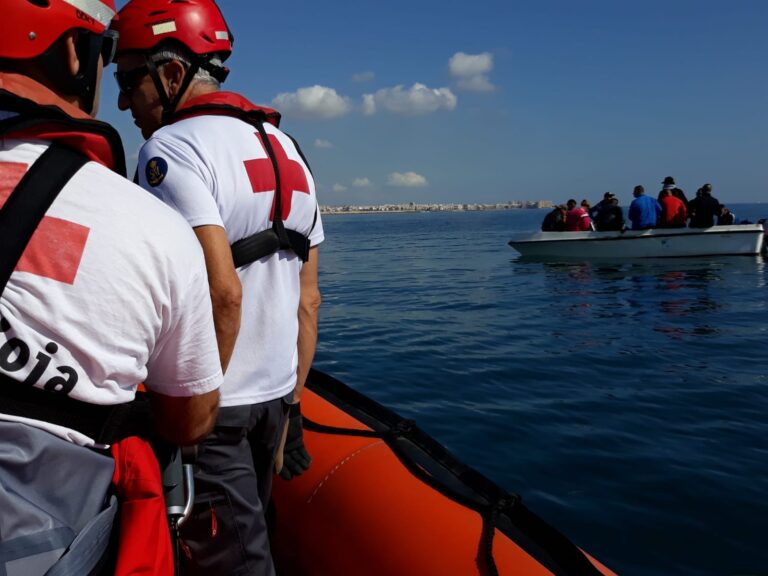 Localizan una patera en Torrevieja con una embarazada y tres menores